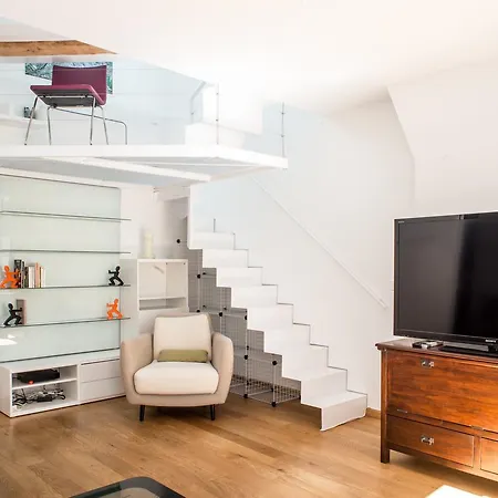 Daire Bright And Airy Mezzanine In